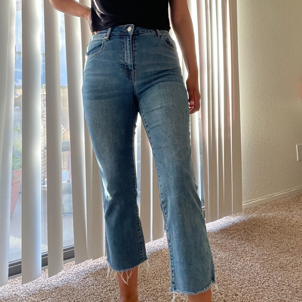 Size 4 (can fit S 6) Refuge Wide Leg Crop Jeans